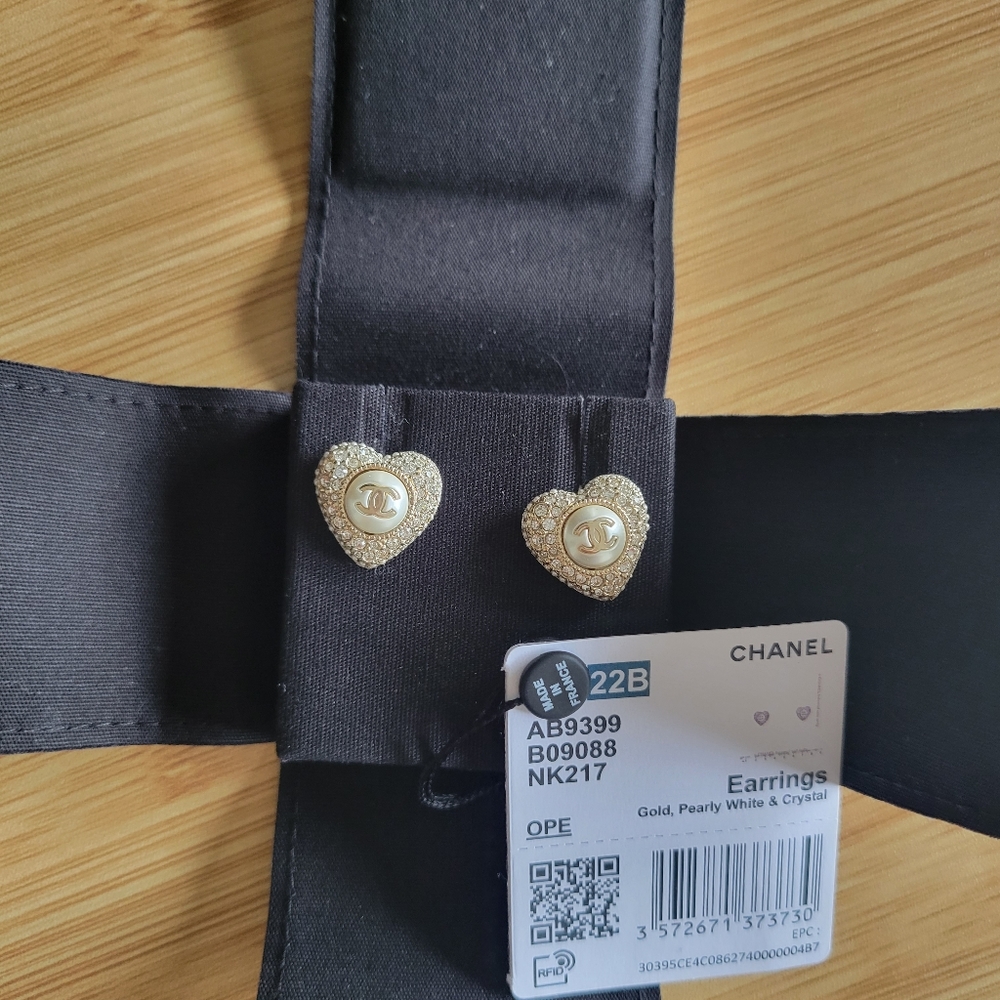 BRAND NEW Chanel rhinestone heart earrings